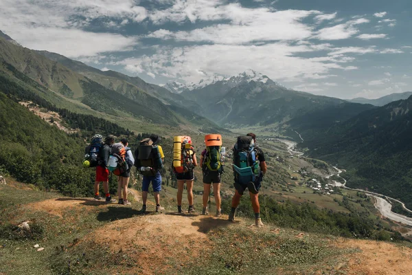 Sırt çantalı bir grup turist, Kafkasya, Svaneti ve Gürcistan 'ın ana sırt manzarasına hayran.