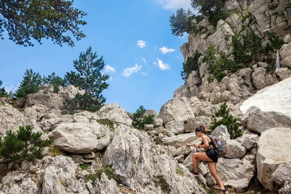 Sırt çantası ve Polonyalılar dağ izi trekking genç kadınla hiking