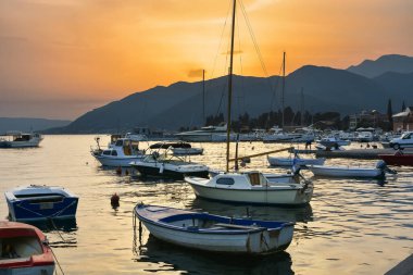 Gün batımında yat limanında yelken açacağız. Tivat. Karadağ