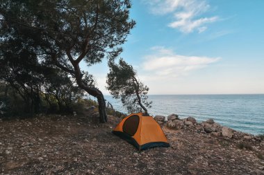 güzel plaj ve gökyüzü arka plan üzerinde çadır