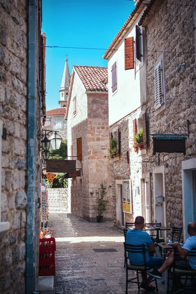 dar sokak Budva, Karadağ eski bölgesinde görüntülemek