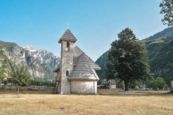 Ahşap Çit Ile Bir Yol Arka Planda Arnavut Alpleri Dağları — Stok fotoğraf