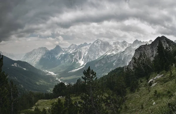 Theth Ulusal Parkı. Arnavutluk. Avrupa 'nın en güzel tatil beldelerinden biri..