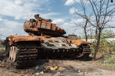 BUCHA, UKRAINE 12.05.2022 Irpin, Bucha. Kyiv 'in banliyölerindeki Rus ordusunun vahşeti. Rus tankı Ukrayna ordusu tarafından nakavt edildi. Rusya 'nın Ukrayna' ya karşı savaşı.