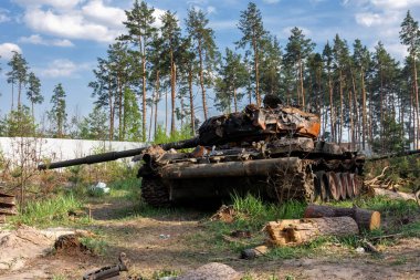 BUCHA, UKRAINE 12.05.2022 Irpin, Bucha. Kyiv 'in banliyölerindeki Rus ordusunun vahşeti. Rus tankı Ukrayna ordusu tarafından nakavt edildi. Rusya 'nın Ukrayna' ya karşı savaşı.