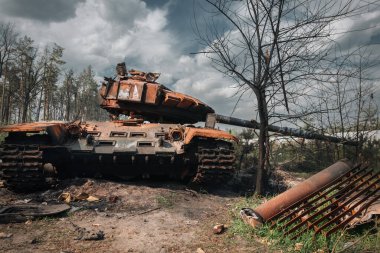 BUCHA, UKRAINE 12.05.2022 Irpin, Bucha. Kyiv 'in banliyölerindeki Rus ordusunun vahşeti. Rus tankı Ukrayna ordusu tarafından nakavt edildi. Rusya 'nın Ukrayna' ya karşı savaşı.