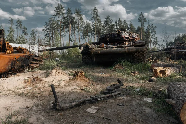 BUCHA, UKRAINE 12.05.2022 Irpin, Bucha. Kyiv 'in banliyölerindeki Rus ordusunun vahşeti. Rus tankı Ukrayna ordusu tarafından nakavt edildi. Rusya 'nın Ukrayna' ya karşı savaşı.