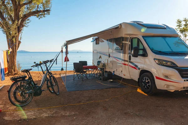 Famiglia Che Viaggia Con Camper Stanno Facendo Colazione Una Spiaggia — Foto Stock