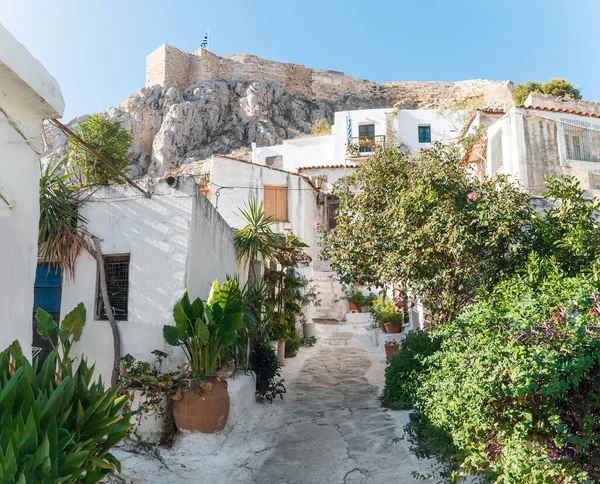 Atina 'nın eski tarihi bir mahallesi olan Plaka, Akropolis' in kuzey ve doğu yamaçlarında toplandı.