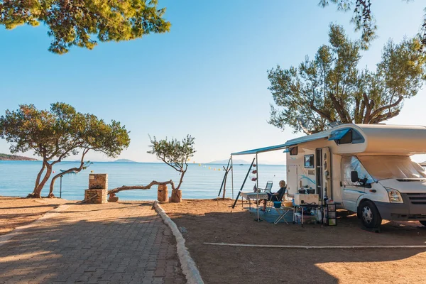 Famiglia Che Viaggia Con Camper Stanno Facendo Colazione Una Spiaggia — Foto Stock