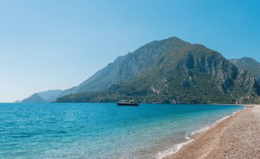 Güzel bulutlar ve deniz kenarındaki dağlar. Deniz manzarası. Türkiye kıyıları ve Chirali şehri.