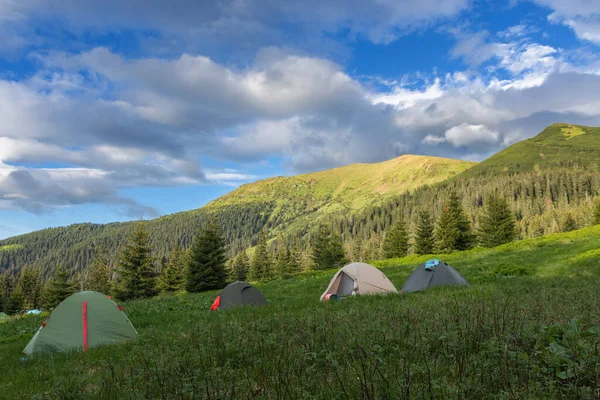 山の火の夜 山のテントでのキャンプ — ストック写真