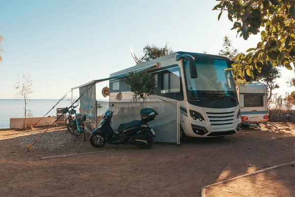 Famiglia Che Viaggia Con Camper Stanno Facendo Colazione Una Spiaggia — Foto Stock