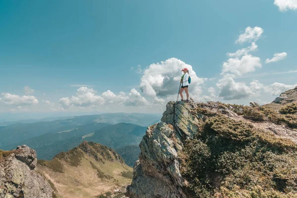 Wanderin Mit Rucksack Steht Auf Einem Felsen Den Bergen Wanderleben — Stockfoto