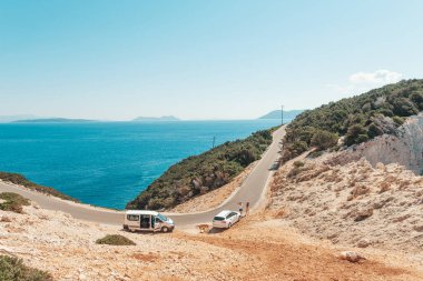 Lefkada, Kalamitsi Plajı 'ndaki yol ve kıyı şeridi - Yunanistan