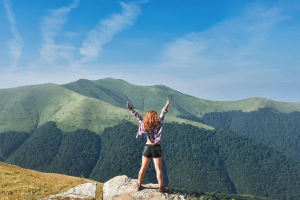 Young Girl Stands Mountain Backpack Spreads Her Arms Sides Enjoys — Stockfoto