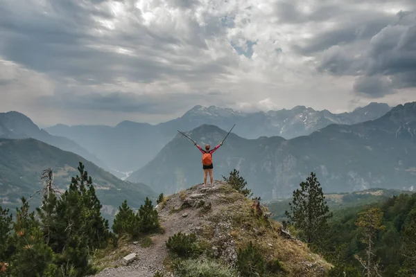 Junges Mädchen Auf Albanischem Berg Mit Blick Auf Die Berge — Stockfoto