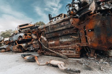 BUCHA, UKRAINE 22.06.2022 Irpin, Bucha. Araba mezarlığı. Savaşın sonucu olarak arabalar yok edildi. Bir araba dağı yandı..