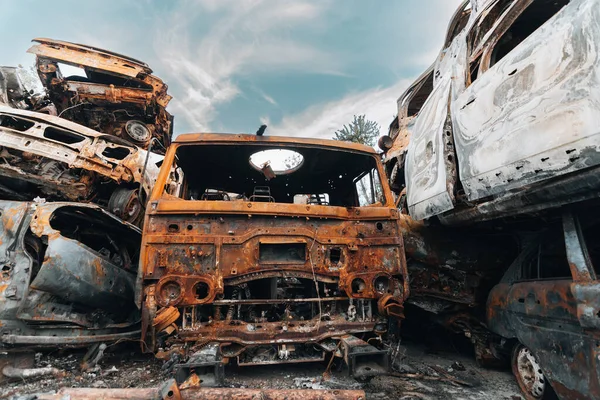 Bucha Ukraine 2022 Irpin Bucha 汽车墓地 汽车因战争而被毁 一堆堆汽车被烧毁了 — 图库照片