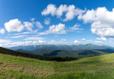 Ukrayna Karpatlarının gökyüzü ve bulutların arka planında asılı duran Hoverla Dağı.