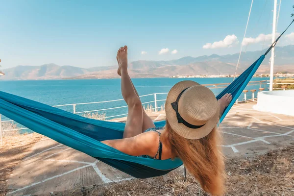 Güzel Kız Deniz Kenarındaki Bir Hamakta Dinleniyor — Stok fotoğraf