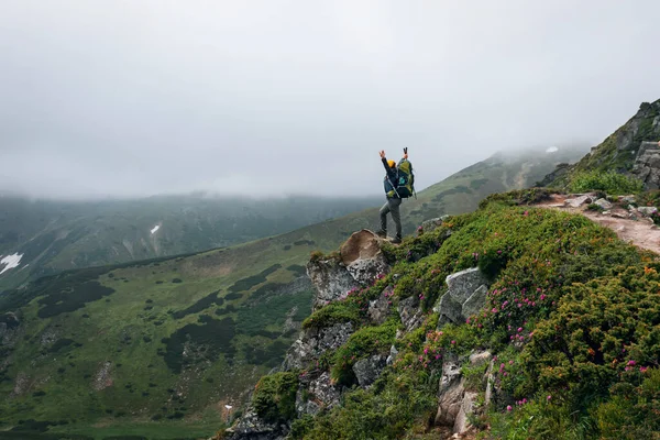 Ragazza Escursionista Trova Una Roccia Montagna Trekking Vita Escursione Attraverso — Foto Stock
