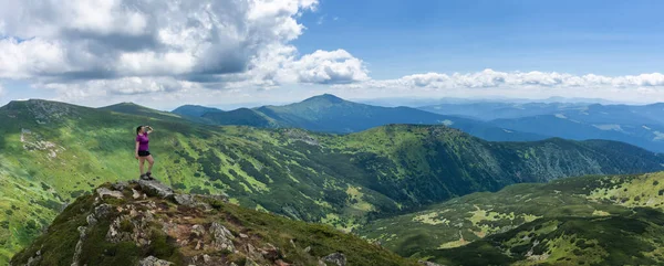 Girl Hiker Stands Rock Mountains Trekking Life Hike Carpathian Mountains — Stockfoto