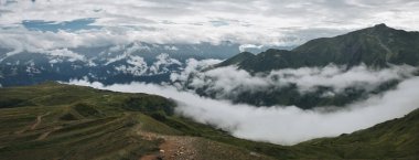 Svaneti dağ manzara parlak yaz güneşli. Dağ Gölü, tepeler karlı rocky Dağları zemin üzerine yeşil çim kaplı. Caucasus zirveleri Gürcistan. Vahşi Gürcü doğa üzerinde şaşırtıcı görünümü