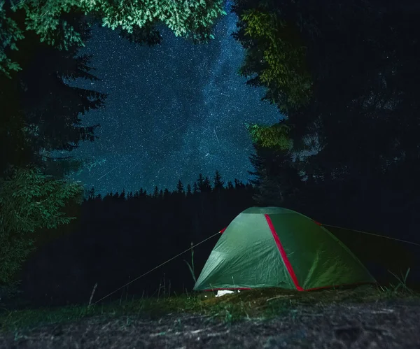 山の中の星の下の照明付きテント — ストック写真