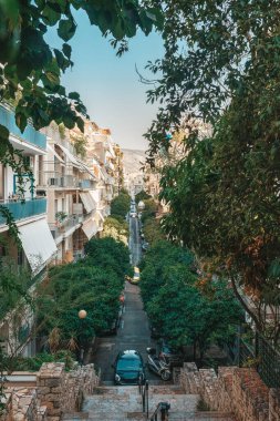 Atina 'nın eski tarihi bir mahallesi olan Plaka, Akropolis' in kuzey ve doğu yamaçlarında toplandı.,