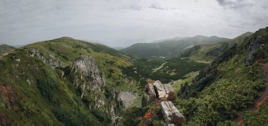 Karpatlar 'ın panoramik manzarası. Shpytsi - Chornohora dağlarının zirvelerinden biri. Tehlikeli bir tırmanış alanı. Batı Ukrayna.