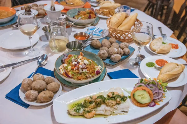 Kanarya patatesleri, sihirli papas arrugadas, acı sos. İspanyolca