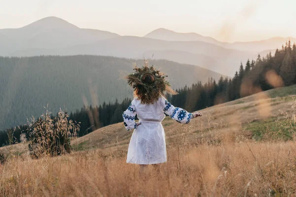 Young Ukrainian Woman Waters Goat Water Can Traditional National Embroidered — Stockfoto