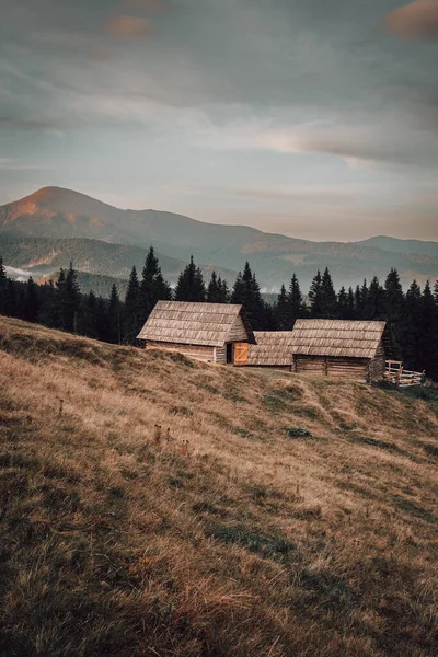 Vecchio Casale Abbandonato Prato Montagna Sopra Carpazi Bellissimo Paesaggio Piedi — Foto Stock