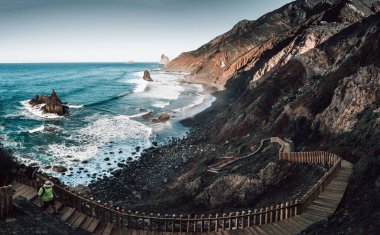 Playa Benijo, Tenerife 'nin kuzeyinde Roques de Anaga yakınlarında yer alan büyük dalgalar ve siyah volkanik kumlarla dolu vahşi bir plajdır..