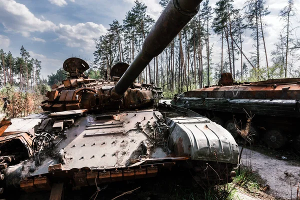 BUCHA, UKRAINE 12.05.2022 Irpin, Bucha. Kyiv 'in banliyölerindeki Rus ordusunun vahşeti. Rus tankı Ukrayna ordusu tarafından nakavt edildi. Rusya 'nın Ukrayna' ya karşı savaşı.