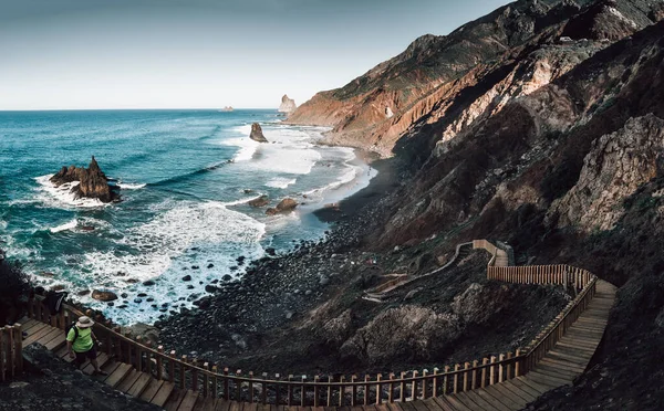 Playa Benijo, Tenerife 'nin kuzeyinde Roques de Anaga yakınlarında yer alan büyük dalgalar ve siyah volkanik kumlarla dolu vahşi bir plajdır..