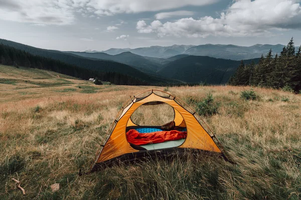 山の自然の中の明るい黄色観光テント — ストック写真