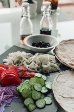 Baharatlı tavuk, salatalık, domates, salata ve mayonez sosuyla hazırlanmış Akdeniz usulü pitta