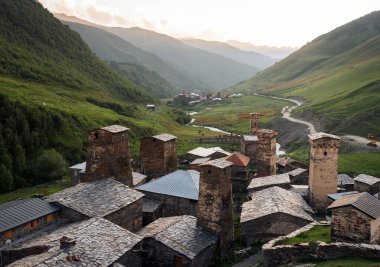 Svaneti, Gürcistan 'da gün batımında Ushguli köyü.