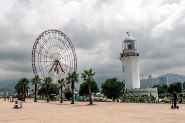Batumi, Gürcistan - 10 Ağustos 2022: Güneşli bir yaz gününde Batum şehir merkezi ve deniz kıyısının genel görünümü.