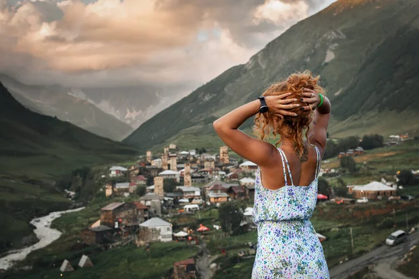 Young Beautiful Girl Edge Cliff Looks Beautiful Mountain Landscape — Stock Photo, Image