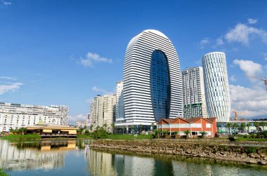 Mavi gökyüzü arka planda Batum, Acara, Georgia eski kule ve Modern gökdelen konut ev.