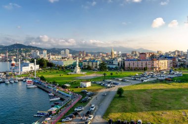 Mavi gökyüzü arka planda Batum, Acara, Georgia eski kule ve Modern gökdelen konut ev.