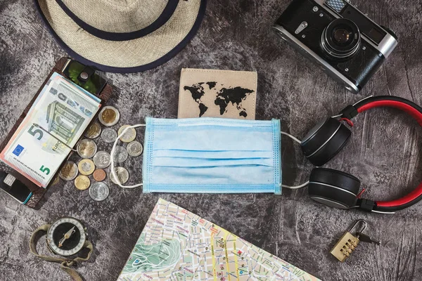 世界地図を使用して休暇を計画し 他の旅行アクセサリーと一緒にコンパス若い女性 世界地図を見て茶色の帽子をかぶった観光客 — ストック写真