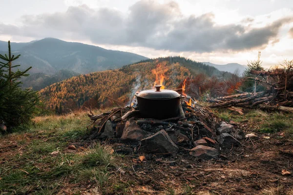 ボウラー調理食品たき火釜キャンプ火災 たき火の中でハイキングポット 山の中をテントで旅する — ストック写真
