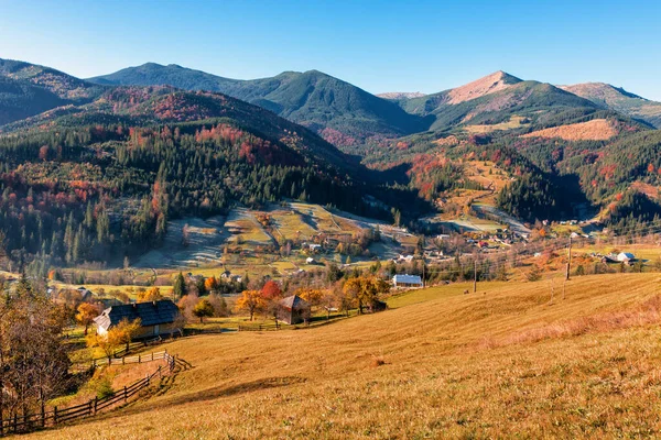 山の村の秋のパノラマ カルパティアの秋 黄色の山 カルパティア ウクライナ — ストック写真