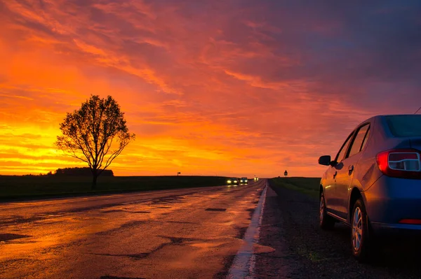 Snelweg Tegen Achtergrond Van Een Stormachtige Rode Lucht Bij Zonsondergang — Stockfoto
