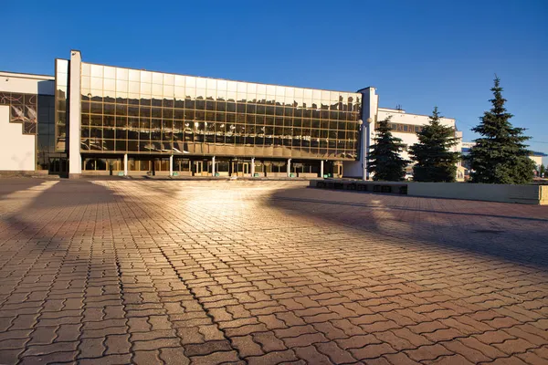 Gomel Belarus Octubre 2021 Edificio Con Una Fachada Espejada Amanecer —  Fotos de Stock