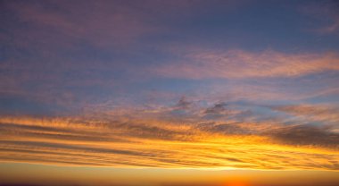 Güzel gün batımı dramatik fırtınalı kırmızı gökyüzünde 2021